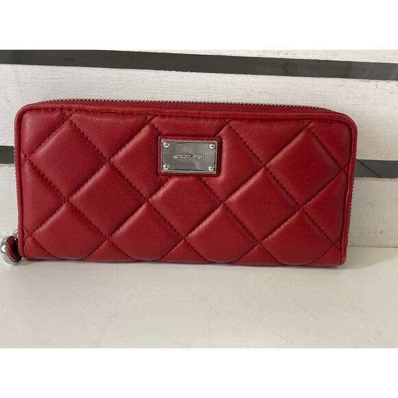 MICHAEL KORS, LARGE RED LEATHER QUILTED ZIP AROUND WALELT - Picture 1 of 16